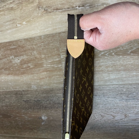 Louis Vuitton Toiletry Pouch Monogram Canvas 26 - Picture 4 of 10
